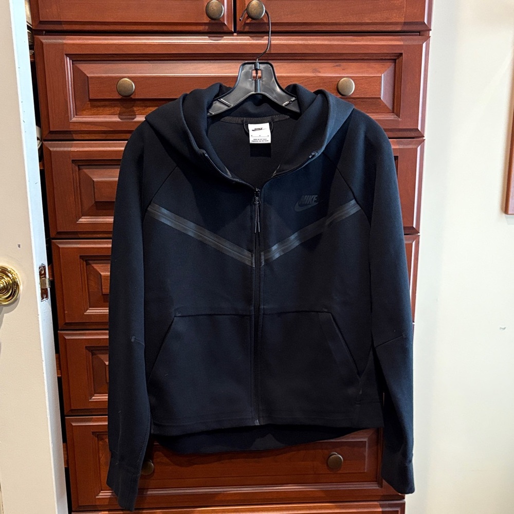 Nike WN Tech Fleece black Full Zip Hoodie.
